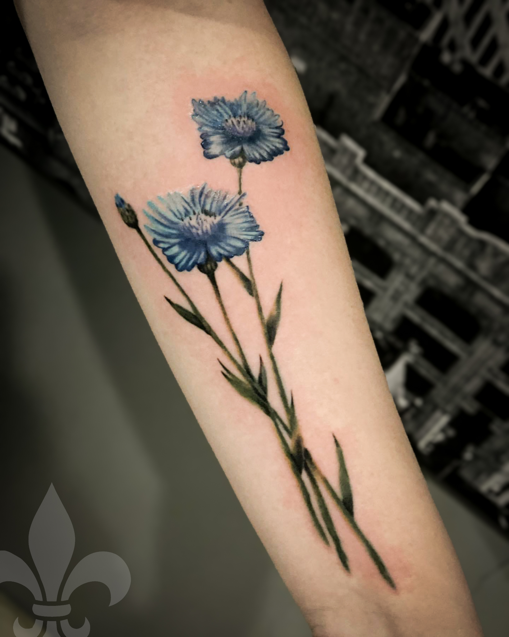 blå_blomster_realisme_tatovering